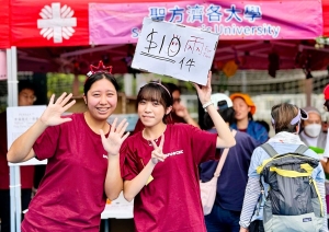 23 student volunteers from SFU participated in the Caritas Charity Bazaar held in the Fa Hui Park on 9 November, taking part in hosting charity sale and booth game. Prof Stephen Y.L. CHEUNG, President of SFU, and Prof LO Tit Wing, Vice-President (Research